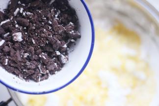 大盆中加入麻薯粉，黄油。