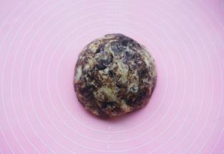 加入奥利奥碎，揉成面团。