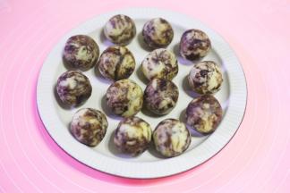 将面团分成30g大小均等的小剂子揉圆。