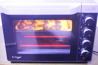 放入铺好油纸的烤盘，推入预热好的烤箱，180度烤25分钟即可。