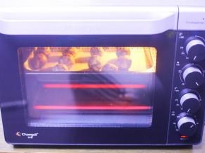 放入铺好油纸的烤盘，推入预热好的烤箱，180度烤25分钟即可。