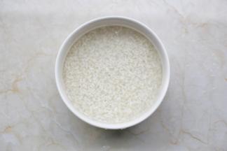 糯米提前浸泡一晚。