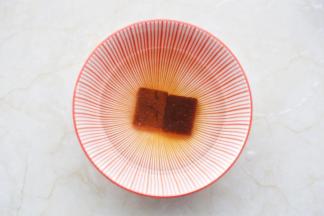 红糖倒小半碗温水融化。