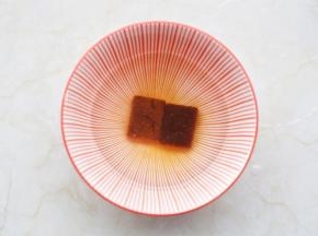 红糖倒小半碗温水融化。