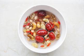 坚果干果洗净。