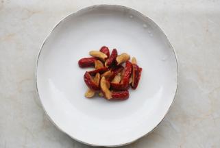 红枣去籽切小条。