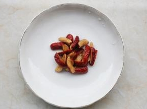 红枣去籽切小条。