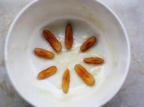 摆上红枣。