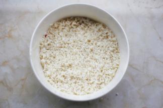 盖上一半糯米。