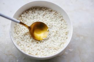 勺子压紧。再铺上剩下的糯米。