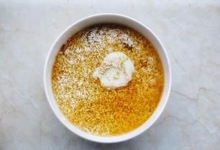 倒入泡开的红糖水。