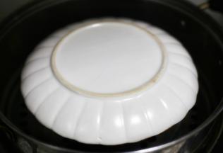 倒入泡开的红糖水，放入蒸锅，上面盖一个盘子，中火蒸45分钟即可。