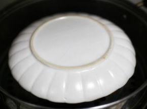 倒入泡开的红糖水，放入蒸锅，上面盖一个盘子，中火蒸45分钟即可。