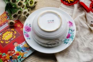 将盘子轻轻拿起。