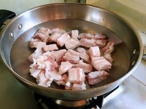 冷水入锅，焯烫去血沫，再用温水洗净浮沫，控干水分。