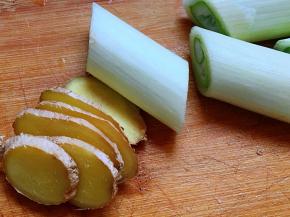 葱切大段，姜切片。