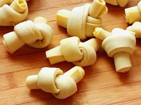  干豆皮打成一个结，如图。