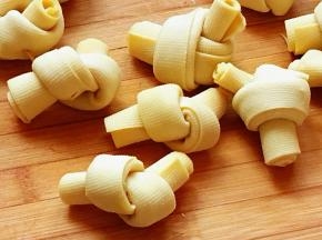  干豆皮打成一个结，如图。