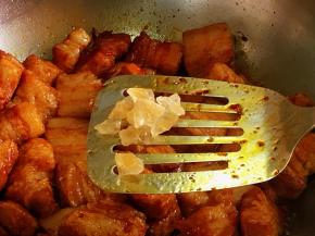 放入冰糖，糖可以增香提鲜，但炒糖色时已经放入了大多数的冰糖，所以这时可以少少加一点就可以。