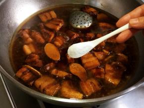 现在开始加盐调味，再继续炖三十分钟。