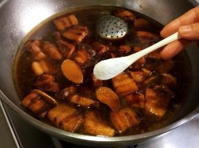 现在开始加盐调味，再继续炖三十分钟。