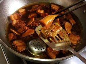 时间到，取出已经完成使命的烂葱段，保持肉的清爽。