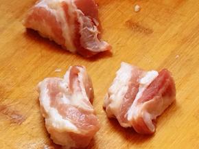 五花三层切成麻将块大小。