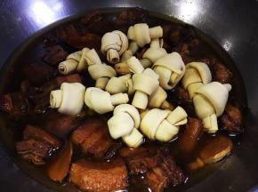 最后加入干豆皮卷，小火再继续慢炖三十分钟，关火焖十分钟。