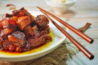 一道入口酥烂，及其入味的红烧肉炖干豆皮卷就做好了，不知不觉，一碗米饭就吃光了，真是香极了！