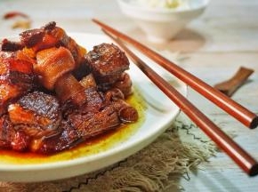 一道入口酥烂，及其入味的红烧肉炖干豆皮卷就做好了，不知不觉，一碗米饭就吃光了，真是香极了！