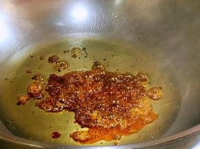中小火，冰糖入锅慢慢冒出褐色泡泡，糖色就炒好了。