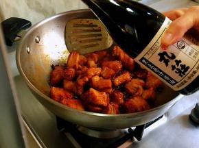 加入生抽、丸庄黑豆原装酱油调味。