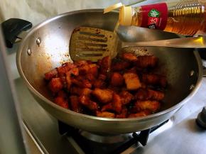 加入料酒或者花雕酒，有效去除肉的腥气。