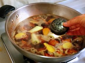 加入没过五花肉的清水，放入葱段、姜片，香料盒，大火烧开转小火慢炖一小时。