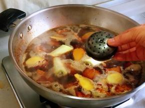 加入没过五花肉的清水，放入葱段、姜片，香料盒，大火烧开转小火慢炖一小时。