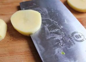 2 土豆切片，从中间下刀切成夹，小心别切到手。