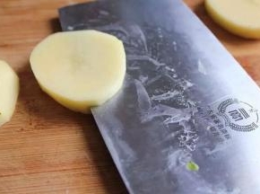 2 土豆切片，从中间下刀切成夹，小心别切到手。