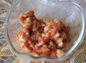 3 肉馅剁好，加入约10gcook100新奥尔良烤肉料腌制15分钟