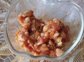 3 肉馅剁好，加入约10gcook100新奥尔良烤肉料腌制15分钟