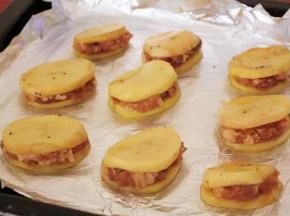 6 烤盘放锡纸，锡纸上刷油。土豆夹放入烤盘内。烤箱200度40分钟