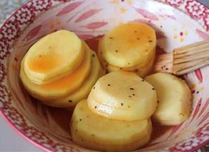 4 切好的土豆夹加入25克烤肉料   加一点点水拌匀，别加多了水。  我加的多了些。  然后加植物油 拌匀。腌制15分钟