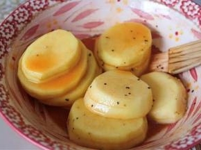 4 切好的土豆夹加入25克烤肉料   加一点点水拌匀，别加多了水。  我加的多了些。  然后加植物油 拌匀。腌制15分钟