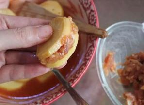 5 腌制好的土豆夹 就已经很软了。把肉馅填入土豆夹内。