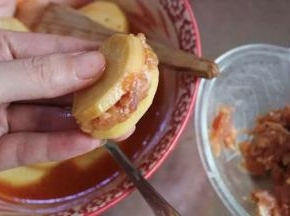 5 腌制好的土豆夹 就已经很软了。把肉馅填入土豆夹内。