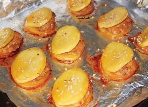 7 期间分4次，取出烤盘，把剩下的料汁分4次刷到土豆夹上，最后一次刷料汁的时候，再撒点芝麻。