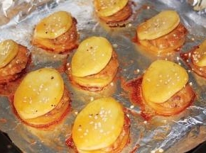 7 期间分4次，取出烤盘，把剩下的料汁分4次刷到土豆夹上，最后一次刷料汁的时候，再撒点芝麻。