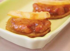 烤出来的土豆软糯，肉饼香而多汁