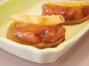 烤出来的土豆软糯，肉饼香而多汁