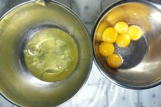 蛋黄蛋清分离，蛋清放在无水无油的盆中待用。