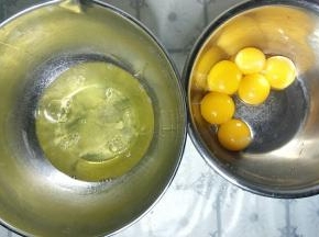 蛋黄蛋清分离，蛋清放在无水无油的盆中待用。